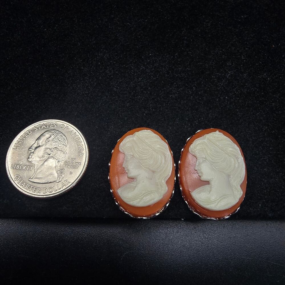Vintage Cameo Clip On Earrings Silver Tone Orange White Acrylic NOS - Picture 8 of 8